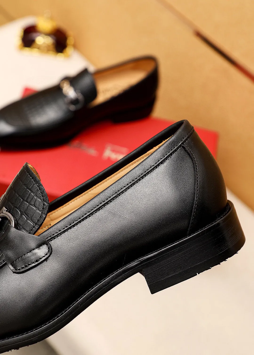 Men's shoes 💰460 💐 Product trademark: Ferragamo "Ferragamo" casual leather shoes Regular size: 38-44 (45🉑️customized) Product materials: Selected imported first-layer calfskin embossed upper + luxury hardware buckle, imported water-dyed cowhide leather lining. Strong three-dimensional visual effect, original combination outsole Color: 1⃣️color optional